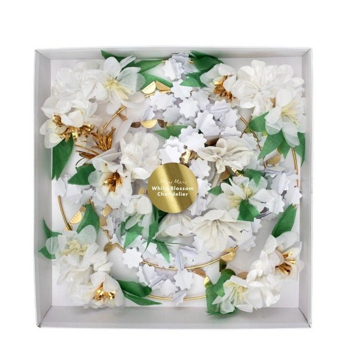 057-4705_kroonluchter_white_blossom_meri_meri_1